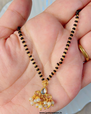 White Makhi Kundan Short 18 inch Single Line Mangalsutra